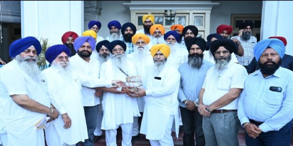 ਯੂਐਸਏ ਨਿਵਾਸੀ ਦਲਬੀਰ ਸਿੰਘ ਦੇ ਪਰਿਵਾਰ ਵੱਲੋਂ ਹੜ੍ਹ ਪੀਵਤਾਂ ਦੀ ਸਹਾਇਤਾ ਲਈ ਸ਼੍ਰੋਮਣੀ ਕਮੇਟੀ ਨੂੰ ਦਿੱਤੇ 5 ਲੱਖ ਰੁਪਏ