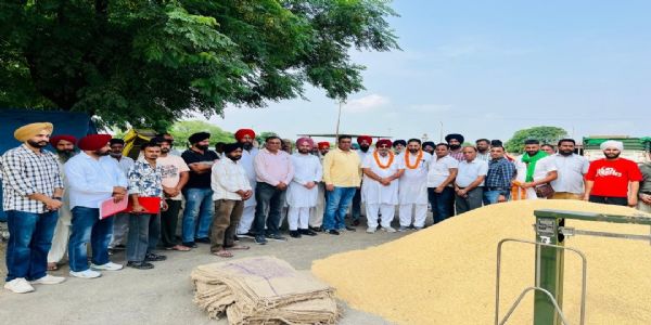 ਵਿਧਾਇਕ ਕੁਲਜੀਤ ਸਿੰਘ ਰੰਧਾਵਾ ਨੇ ਡੇਰਾਬੱਸੀ ਦੀ ਧਨੌਨੀ ਅਤੇ ਅਮਲਾਲਾ ਅਨਾਜ ਮੰਡੀਆਂ ਵਿਖੇ ਝੋਨੇ ਦੀ ਖਰੀਦ ਸ਼ੁਰੂ ਕਰਵਾਈ