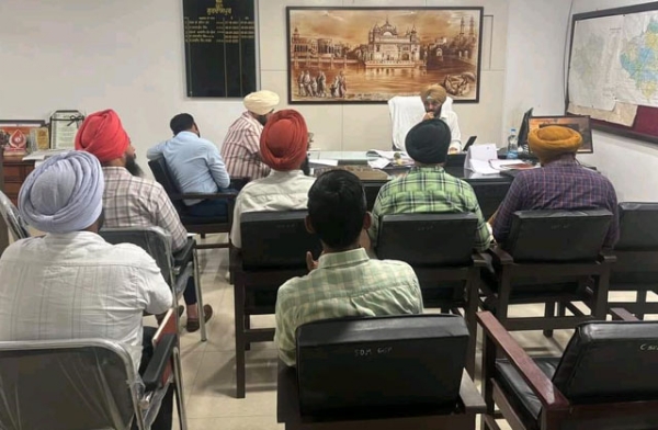ਮੀਟਿੰਗ ਕਰਦ ਹੋਏ ਐਸਡੀਐਮ ਗੁਰਦਾਸਪੁਰ ਮਨਜੀਤ ਸਿੰਘ