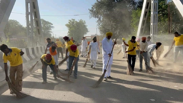 ਸਫ਼ਾਈ ਕਰਦੇ ਹੋਏ ਹਲਕਾ ਵਿਧਾਇਕ ਗੁਰਦਿੱਤ ਸਿੰਘ ਸੇਖੋਂ ਅਤੇ ਹੋਰ।