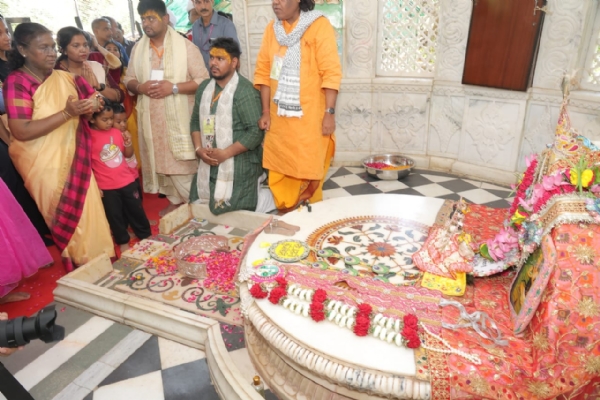 ਨਿਧੀਵਨ ’ਚ ਪੂਜਾ ਕਰਦੇ ਹੋਏ ਰਾਸ਼ਟਰਪਤੀ ਦ੍ਰੋਪਦੀ ਮੁਰਮੂ