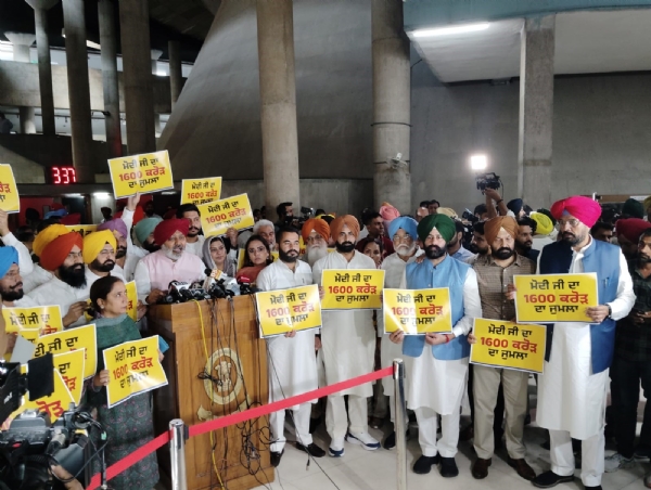 ਸਦਨ ਦੇ ਬਾਹਰ ਵਿੱਤ ਮੰਤਰੀ ਹਰਪਾਲ ਸਿੰਘ ਚੀਮਾ, ਆਮ ਆਦਮੀ ਪਾਰਟੀ ਦੇ ਵਿਧਾਇਕ ਅਤੇ ਮੰਤਰੀ।