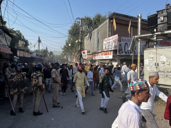 ਬਰੇਲੀ ਵਿੱਚ ਪੋਸਟਰ ਵਿਵਾਦ ਤੋਂ ਗੁੱਸੇ ਵਿੱਚ ਆਏ ਦੰਗਾਕਾਰੀਆਂ ਨੂੰ ਭਜਾਉਂਦੀ ਪੁਲਿਸ