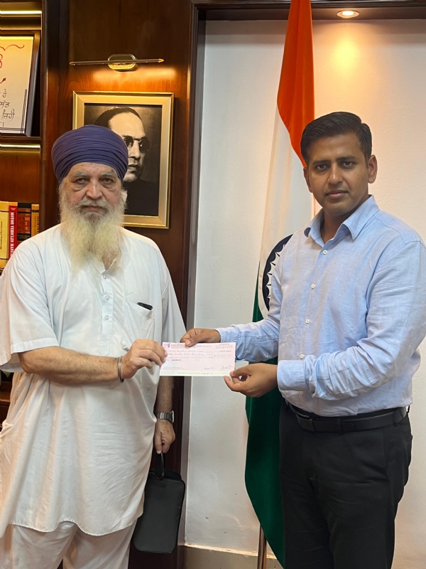 ਹੜ੍ਹ ਪੀੜਤਾਂ ਦੀ ਮਦਦ ਲਈ ਡਿਪਟੀ ਕਮਿਸ਼ਨਰ ਨੂੰ 25 ਲੱਖ ਰੁਪਏ ਦਾ ਚੈੱਕ ਸੌਂਪਿਆ
