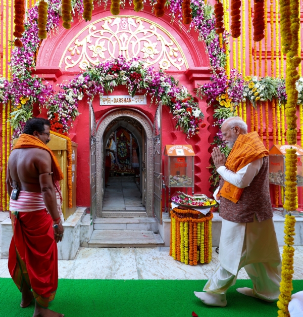 ਨਵਰਾਤਰੀ ਦੇ ਪਹਿਲੇ ਦਿਨ ਤ੍ਰਿਪੁਰ ਸੁੰਦਰੀ ਮੰਦਰ ਵਿੱਚ ਪ੍ਰਧਾਨ ਮੰਤਰੀ ਨਰਿੰਦਰ ਮੋਦੀ।