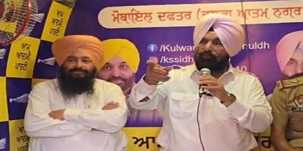 ਵਿਧਾਇਕ ਕੁਲਵੰਤ ਸਿੰਘ ਸਿੱਧੂ ਵੱਲੋਂ ਮੋਬਾਇਲ ਦਫ਼ਤਰ ਰਾਹੀਂ ਸ਼ਿਕਾਇਤਾਂ ਦਾ ਮੌਕੇ ਤੇ ਨਿਪਟਾਰਾ