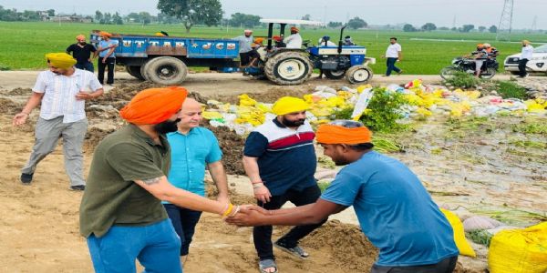 ਕੈਬਨਿਟ ਮੰਤਰੀ ਭੁੱਲਰ ਅਤੇ ਹਰਭਜਨ ਸਿੰਘ ਈਟੀਓ ਬਿਆਸ ਦਰਿਆ ਦੇ ਕਮਜ਼ੋਰ ਹਿੱਸਿਆ ਨੂੰ ਮਜ਼ਬੂਤ ਕਰਨ ਦੇ ਕਾਰਜ ‘ਚ ਸਹਿਯੋਗ ਦਿੱਤਾ