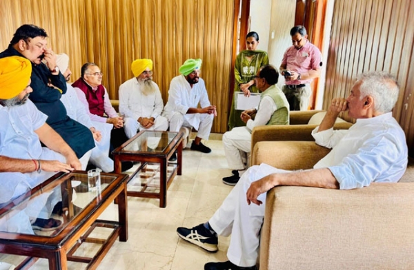 ਪੰਜਾਬ ਦੇ ਖੇਤੀਬਾੜੀ ਮੰਤਰੀ ਗੁਰਮੀਤ ਸਿੰਘ ਖੁੱਡੀਆਂ, ਸਾਬਕਾ ਮੰਤਰੀ ਕੁਲਦੀਪ ਧਾਲੀਵਾਲ ਨਾਲ ਗੱਲਬਾਤ ਕਰਦੇ ਹੋਏ ਕੇਂਦਰੀ ਖੇਤੀਬਾੜੀ ਮੰਤਰੀ ਸ਼ਿਵਰਾਜ ਸਿੰਘ ਚੌਹਾਨ।