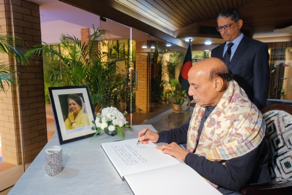 ਰਾਜਨਾਥ ਸਿੰਘ ਕਿਤਾਬ ਵਿੱਚ ਲਿਖਦੇ ਹੋਏ