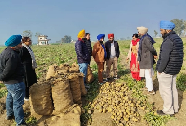 ਪੰਜਾਬ ਐਗਰੀਕਲਚਰਲ ਯੂਨੀਵਰਸਿਟੀ, ਲੁਧਿਆਣਾ ਦੇ ਪੌਦਾ ਰੋਗ ਵਿਭਾਗ ਦੇ ਸਹਿਯੋਗ ਨਾਲ ‘ਮਟਰਾਂ ਅਤੇ ਆਲੂਆਂ ਦੀਆਂ ਬਿਮਾਰੀਆਂ ਬਾਰੇ ਆਯੋਜਿਤ ਵਿਚਾਰ ਗੌਸ਼ਟੀ ਦਾ ਦ੍ਰਿਸ਼.