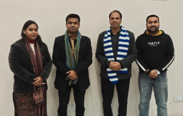 ਮਹਿਲਾ ਸਵੈ-ਸਹਾਇਤਾ ਸਮੂਹ ਡਿਪਟੀ ਕਮਿਸ਼ਨਰ ਨੂੰ ਹੱਥ-ਬੁਣੇ ਮਫਲਰ ਭੇਂਟ ਕਰਨ ਮੌਕੇ।