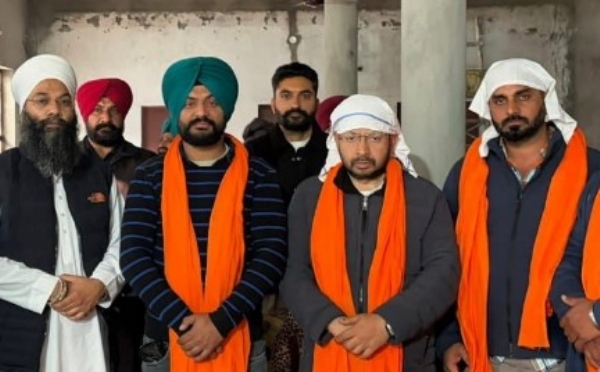 ਕੈਬਨਿਟ ਮੰਤਰੀ ਡਾ. ਰਵਜੋਤ ਸਿੰਘ ਪਿੰਡ ਸ਼ੇਰਪੁਰ ਦੇ ਵਾਸੀਆਂ ਦੀਆਂ ਸਮੱਸਿਆਵਾਂ ਸੁਨਣ ਮੌਕੇ।