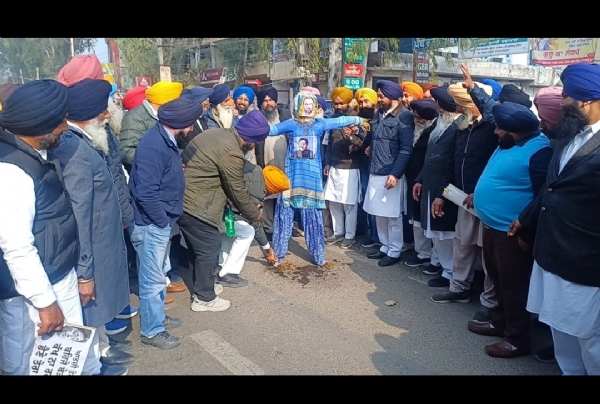 ਅਕਾਲੀ ਦਲ ਆਗੂ ਆਤਿਸ਼ੀ ਖਿਲਾਫ ਵਿਸ਼ਾਲ ਰੋਸ ਮੁਜ਼ਾਹਰਾ ਕਰਦੇ ਹੋਏ.