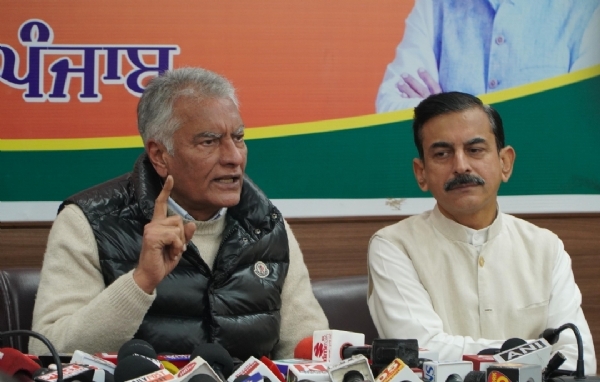 ਪੱਤਰਕਾਰਾਂ ਨਾਲ ਗੱਲਬਾਤ ਦੌਰਾਨ ਸੁਨੀਲ ਜਾਖੜ. ਪੱਤਰਕਾਰਾਂ ਨਾਲ ਗੱਲਬਾਤ ਦੌਰਾਨ ਸੁਨੀਲ ਜਾਖੜ.