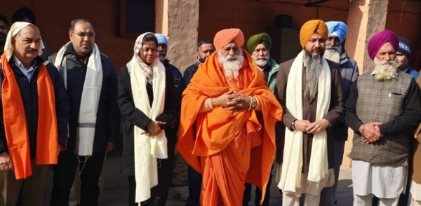 ਸੰਤ ਬਲਬੀਰ ਸਿੰਘ ਸੀਚੇਵਾਲ ਦਸੂਹਾ ਦੇ ਪਿੰਡ ਗਾਲੋਵਾਲ ਦਾ ਦੌਰਾ ਕਰਕੇ ਪਵਿੱਤਰ ਵੇਈਂ ਨਾਲ ਸਬੰਧਿਤ ਵਿਕਾਸ ਕਾਰਜਾਂ ਦਾ ਜਾਇਜ਼ਾ ਲੈਂਦੇ ਹੋਏ। ਸੰਤ ਬਲਬੀਰ ਸਿੰਘ ਸੀਚੇਵਾਲ ਦਸੂਹਾ ਦੇ ਪਿੰਡ ਗਾਲੋਵਾਲ ਦਾ ਦੌਰਾ ਕਰਕੇ ਪਵਿੱਤਰ ਵੇਈਂ ਨਾਲ ਸਬੰਧਿਤ ਵਿਕਾਸ ਕਾਰਜਾਂ ਦਾ ਜਾਇਜ਼ਾ ਲੈਂਦੇ ਹੋਏ।