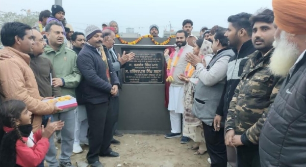 ਵਿਧਾਇਕ ਨਰਿੰਦਰਪਾਲ ਸਵਨਾ ਗਲੀਆਂ ’ਚ ਇੰਟਰਲਾਕ ਟਾਈਲਾਂ ਦਾ ਕੰਮ ਸ਼ੁਰੂ ਕਰਵਾਉਣ ਮੌਕੇ।