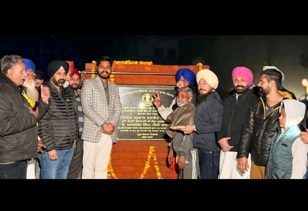 ਵਿਧਾਇਕ ਸ਼ੈਰੀ ਕਲਸੀ ਕਾਹਨੂੰਵਾਨ ਰੋਡ ਤੋਂ ਬੁੱਢਾ ਕੋਟ ਤਕ ਸੜਕ ਦੀ ਸਪੈਸ਼ਲ ਰਿਪੇਅਰ ਦਾ ਕੰਮ ਪਿੰਡ ਵਾਸੀਆਂ ਦੀ ਮੌਜੂਦਗੀ ਵਿੱਚ ਸ਼ੁਰੂ ਕਰਵਾਉਣ ਮੌਕੇ.