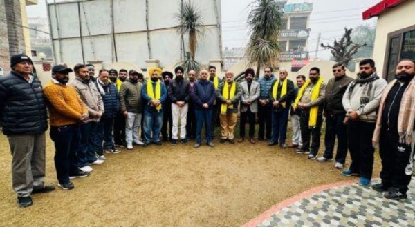 ਹਲਕਾ ਇੰਚਾਰਜ ਰਮਨ ਬਹਿਲ ਨਵ-ਨਿਯੁਕਤ ਪ੍ਰਧਾਨ ਅਤੇ ਮੈਂਬਰਾਂ ਦਾ ਸਨਮਾਨ ਕਰਨ ਮੌਕੇ।