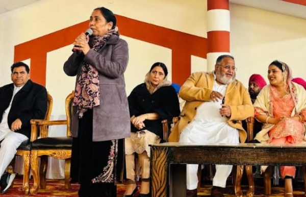 ਪਿੰਡ ਘੁੜਕਾ ਦੇ ਜੋਹਲ ਫਾਰਮ ਵਿਖੇ 5100 ਨਵਜੰਮੀਆਂ ਧੀਆਂ ਦੇ ਸਨਮਾਨ ਵਿੱਚ ਲੋਹੜੀ ਦਾ ਵਿਸ਼ਾਲ ਸਮਾਗਮ ਨੂੰ ਸੰਬੋਧਨ ਕਰਦੇ ਹੋਏ ਡਾ. ਬਲਜੀਤ ਕੌਰ। ਪਿੰਡ ਘੁੜਕਾ ਦੇ ਜੋਹਲ ਫਾਰਮ ਵਿਖੇ 5100 ਨਵਜੰਮੀਆਂ ਧੀਆਂ ਦੇ ਸਨਮਾਨ ਵਿੱਚ ਲੋਹੜੀ ਦਾ ਵਿਸ਼ਾਲ ਸਮਾਗਮ ਨੂੰ ਸੰਬੋਧਨ ਕਰਦੇ ਹੋਏ ਡਾ. ਬਲਜੀਤ ਕੌਰ।