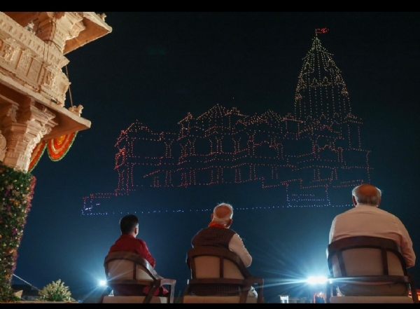 ਅਰਬ ਸਾਗਰ ਉੱਤੇ ਡਰੋਨ ਸ਼ੋਅ ਦੌਰਾਨ ਸੋਮਨਾਥ ਦੇ ਇਤਿਹਾਸ ਨੂੰ ਦਰਸਾਇਆ ਗਿਆ ਹੈ। ਪ੍ਰਧਾਨ ਮੰਤਰੀ ਨਰਿੰਦਰ ਮੋਦੀ ਵਿਚਕਾਰ ਬੈਠੇ ਹਨ।