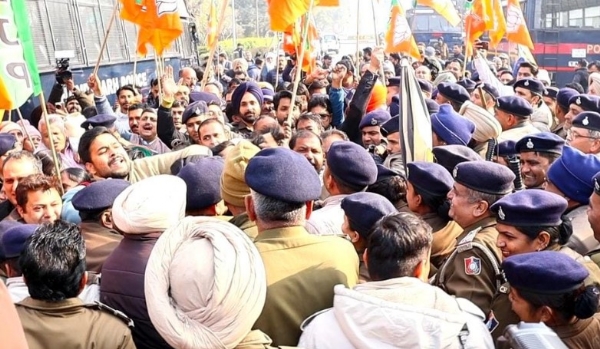 ਭਾਜਪਾ ਚੰਡੀਗੜ੍ਹ ਦੇ ਆਗੂ ਮੁੱਖ ਮੰਤਰੀ ਪੰਜਾਬ ਦੇ ਘਰ ਬਾਹਰ ਰੋਸ ਪ੍ਰਦਰਸ਼ਨ ਕਰਦੇ ਹੋਏ।