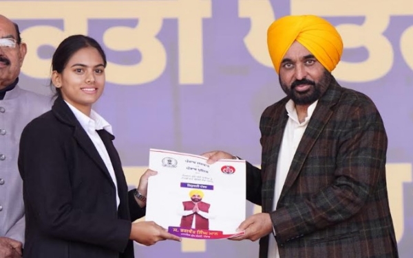 ਮੁੱਖ ਮੰਤਰੀ ਭਗਵੰਤ ਮਾਨ ਨੌਜਵਾਨਾਂ ਨੂੰ ਨਿਯੁਕਤੀ ਪੱਤਰ ਸੌਂਪਣ ਮੌਕੇ।