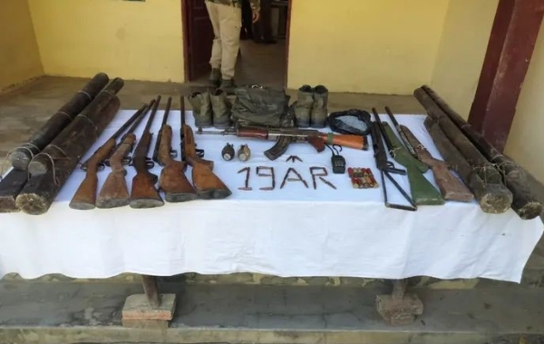 ਮਨੀਪੁਰ ਵਿੱਚ ਸੁਰੱਖਿਆ ਬਲਾਂ ਵੱਲੋਂ ਵੱਡੇ ਆਪ੍ਰੇਸ਼ਨ ਵਿੱਚ ਬਰਾਮਦ ਕੀਤੇ ਗਏ ਹਥਿਆਰਾਂ ਦੀ ਤਸਵੀਰ। ਮਨੀਪੁਰ ਵਿੱਚ ਸੁਰੱਖਿਆ ਬਲਾਂ ਵੱਲੋਂ ਵੱਡੇ ਆਪ੍ਰੇਸ਼ਨ ਵਿੱਚ ਬਰਾਮਦ ਕੀਤੇ ਗਏ ਹਥਿਆਰਾਂ ਦੀ ਤਸਵੀਰ।
