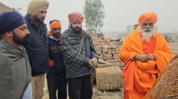 ਸੰਤ ਬਲਬੀਰ ਸਿੰਘ ਸੀਚੇਵਾਲ ਮੰਡ ਇਲਾਕੇ ਦੇ ਕਿਸਾਨਾਂ ਨਾਲ ਮੁਲਾਕਾਤ ਦੌਰਾਨ।