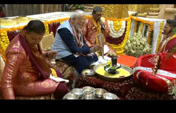 ਪ੍ਰਧਾਨ ਮੰਤਰੀ ਨਰਿੰਦਰ ਮੋਦੀ ਸੋਮਨਾਥ ਮੰਦਿਰ ਵਿੱਚ ਰੁਦਰਾਭਿਸ਼ੇਕ ਕਰਦੇ ਹੋਏ।