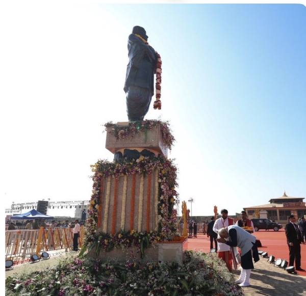 ਪ੍ਰਧਾਨ ਮੰਤਰੀ ਨਰਿੰਦਰ ਮੋਦੀ ਨੇ ਸੋਮਨਾਥ ਮੰਦਰ ਦੇ ਨਿਰਮਾਣ ਵਿੱਚ ਯੋਗਦਾਨ ਪਾਉਣ ਵਾਲੇ ਨਾਇਕਾਂ ਨੂੰ ਸ਼ਰਧਾਂਜਲੀ ਭੇਟ ਕੀਤੀ।