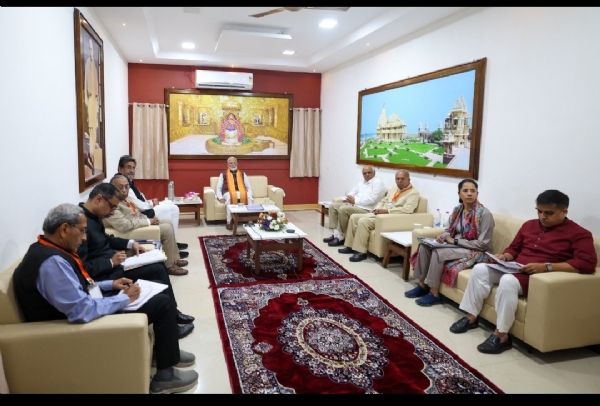 ਪ੍ਰਧਾਨ ਮੰਤਰੀ ਮੋਦੀ ਸ਼੍ਰੀ ਸੋਮਨਾਥ ਟਰੱਸਟ ਦੇ ਮੈਂਬਰਾਂ ਨਾਲ ਮੀਟਿੰਗ ਕਰਦੇ ਹੋਏ ਪ੍ਰਧਾਨ ਮੰਤਰੀ ਮੋਦੀ ਸ਼੍ਰੀ ਸੋਮਨਾਥ ਟਰੱਸਟ ਦੇ ਮੈਂਬਰਾਂ ਨਾਲ ਮੀਟਿੰਗ ਕਰਦੇ ਹੋਏ