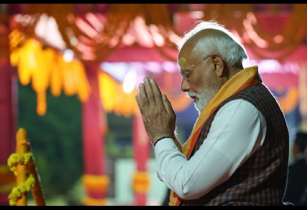 ਪ੍ਰਧਾਨ ਮੰਤਰੀ ਨਰਿੰਦਰ ਮੋਦੀ ਸੋਮਨਾਥ ਮੰਦਰ ਵਿੱਚ ਪੂਜਾ ਕਰਦੇ ਹੋਏ।