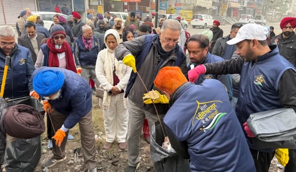 ਸਿਹਤ ਮੰਤਰੀ ਡਾ. ਬਲਬੀਰ ਸਿੰਘ ‘ਸਾਡਾ ਪਟਿਆਲਾ, ਅਸੀ ਸਵਾਰੀਏ’ ਤਹਿਤ ਸਫਾਈ ਕਰਦੇ ਹੋਏ।