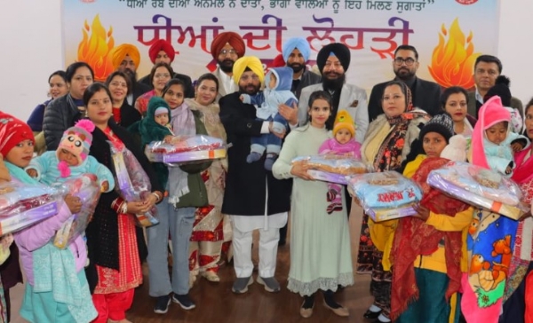 ਮੰਤਰੀ ਹਰਭਜਨ ਸਿੰਘ ਈ. ਟੀ. ਓ. ਅਤੇ ਉਨ੍ਹਾਂ ਦੀ ਧਰਮਪਤਨੀ ਸੁਹਿੰਦਰ ਕੌਰ ਲੋਹੜੀ ਦਾ ਪਵਿੱਤਰ ਤਿਉਹਾਰ ਮਨਾਉਦੇ ਹੋਏ।