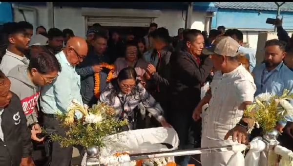 ਪ੍ਰਸ਼ਾਂਤ ਤਮਾਂਗ ਨੂੰ ਅੰਤਿਮ ਸ਼ਰਧਾਂਜਲੀ ਦਿੰਦੇ ਹੋਏ ਪਰਿਵਾਰਕ ਮੈਂਬਰ।