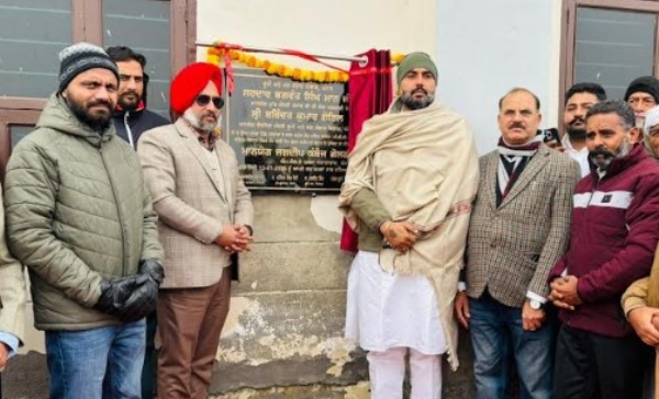 ਵਿਧਾਇਕ ਜਲਾਲਾਬਾਦ ਨੇ ਹਲਕਾ ਜਲਾਲਾਬਾਦ ਦੇ ਵੱਖ-ਵੱਖ ਪਿੰਡਾਂ ਵਿਖੇ ਸੇਮ ਗ੍ਰਸਤ ਜਮੀਨ ਦੇ ਸੁਧਾਰ ਦੇ ਪ੍ਰੋਜੈਕਟ ਦਾ ਨੀਹ ਪੱਥਰ ਰੱਖਦੇ ਹੋਏ।