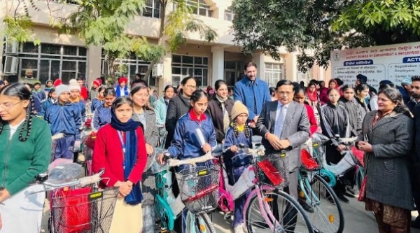 ਜਿਲ੍ਹਾ ਪ੍ਰਸ਼ਾਸਨ ਸ਼ੀਲਾ ਅਲੀਪੁਰੀਆ ਸੁਸਾਇਟੀ ਦੇ ਸਹਿਯੋਗ ਨਾਲ 60 ਸਾਈਕਲ ਵੰਡਣ ਮੌਕੇ।