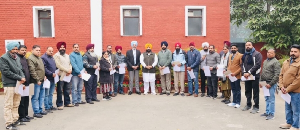 ਹਰਜੋਤ ਬੈਂਸ ਪੰਜਾਬ ਸਕੂਲ ਸਿੱਖਿਆ ਬੋਰਡ ਦੇ 21 ਕੱਚੇ ਕਰਮਚਾਰੀਆਂ ਨੂੰ ਰੈਗੂਲਰਾਈਜ਼ੇਸ਼ਨ ਸਰਟੀਫ਼ਿਕੇਟ ਸੌਂਪਦੇ ਹੋਏ।