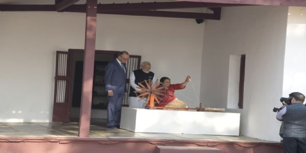 ਗਾਂਧੀ ਆਸ਼ਰਮ ਪਹੁੰਚੇ ਪ੍ਰਧਾਨ ਮੰਤਰੀ ਮੋਦੀ ਅਤੇ ਜਰਮਨ ਚਾਂਸਲਰ, ਮਹਾਤਮਾ ਗਾਂਧੀ ਨੂੰ ਭੇਟ ਕੀਤੀ ਸ਼ਰਧਾਂਜਲੀ