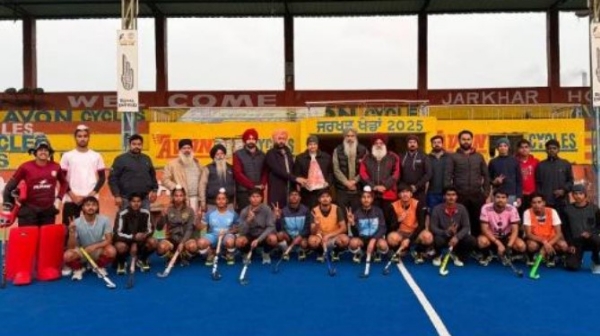 ਜਰਖੜ ਖੇਡ ਸਟੇਡੀਅਮ ਵਿਖੇ ਹੋਈ ਮੀਟਿੰਗ ਤੋਂ ਬਾਅਦ ਚੇਅਰਮੈਨ ਨਰਿੰਦਰ ਪਾਲ ਸਿੰਘ ਸਿੱਧੂ ਖਿਡਾਰੀਆ ਨਾਲ।