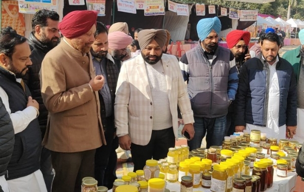 ਚਾਲੀ ਮੁਕਤਿਆਂ ਦੀ ਯਾਦ ਨੂੰ ਸਮਰਪਿਤ ਜ਼ਿਲ੍ਹਾ ਪ੍ਰਸਾਸ਼ਨ ਸ੍ਰੀ ਮੁਕਤਸਰ ਸਾਹਿਬ ਅਤੇ ਜ਼ਿਲ੍ਹਾ ਕਲਚਰਲ ਅਤੇ ਹੈਰੀਟੇਜ ਸੁਸਾਇਟੀ ਸ਼੍ਰੀ ਮੁਕਤਸਰ ਸਾਹਿਬ ਦੇ ਸਹਿਯੋਗ ਨਾਲ ਵਿਰਾਸਤ- ਏ -ਪੰਜਾਬ ,ਮੇਲਾ ਜਾਗਦੇ ਜੁਗਨੂੰਆਂ ਦਾ ਉਦਘਾਟਨ ਕਰਨ ਉਪਰੰਤ।