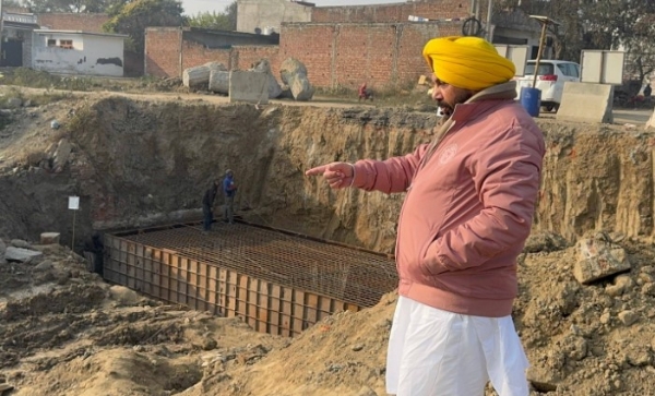 ਮੰਤਰੀ ਈ. ਟੀ. ਓ. ਬਾਬਾ ਬਕਾਲਾ-ਬਟਾਲਾ ਸੜਕ ਉੱਤੇ ਬਣ ਰਹੇ ਪੁਲਾਂ ਦਾ ਅਚਨਚੇਤ ਨਿਰੀਖਣ ਕਰਦੇ ਹੋਏ।