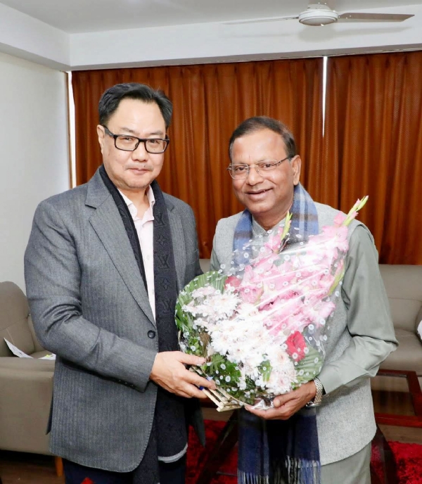 ਪ੍ਰਦੇਸ਼ ਭਾਜਪਾ ਪ੍ਰਧਾਨ ਪੰਕਜ ਚੌਧਰੀ ਕੇਂਦਰੀ ਮੰਤਰੀ ਕਿਰੇਨ ਰਿਜਿਜੂ ਦਾ ਸਵਾਗਤ ਕਰਦੇ ਹੋਏ