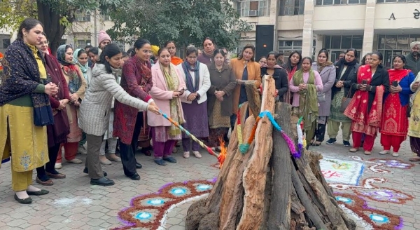 ਪਟਿਆਲਾ ਦੇ ਡਿਪਟੀ ਕਮਿਸ਼ਨਰ ਡਾ. ਪ੍ਰੀਤੀ ਯਾਦਵ ਜ਼ਿਲ੍ਹਾ ਪ੍ਰਬੰਧਕੀ ਕੰਪਲੈਕਸ ਵਿਖੇ ਮਨਾਈ ਗਈ ਧੀਆਂ ਦੀ ਲੋਹੜੀ ਦੇ ਸਮਾਗਮ ਵਿੱਚ ਸ਼ਿਰਕਤ ਕਰਦੇ ਹੋਏ। ਉਨ੍ਹਾਂ ਦੇ ਨਾਲ ਏਡੀਸੀ ਸਿਮਰਪ੍ਰੀਤ ਕੌਰ ਤੇ ਹੋਰ ਅਧਿਕਾਰੀ ਵੀ ਨਜ਼ਰ ਆ ਰਹੇ ਹਨ। ਪਟਿਆਲਾ ਦੇ ਡਿਪਟੀ ਕਮਿਸ਼ਨਰ ਡਾ. ਪ੍ਰੀਤੀ ਯਾਦਵ ਜ਼ਿਲ੍ਹਾ ਪ੍ਰਬੰਧਕੀ ਕੰਪਲੈਕਸ ਵਿਖੇ ਮਨਾਈ ਗਈ ਧੀਆਂ ਦੀ ਲੋਹੜੀ ਦੇ ਸਮਾਗਮ ਵਿੱਚ ਸ਼ਿਰਕਤ ਕਰਦੇ ਹੋਏ। ਉਨ੍ਹਾਂ ਦੇ ਨਾਲ ਏਡੀਸੀ ਸਿਮਰਪ੍ਰੀਤ ਕੌਰ ਤੇ ਹੋਰ ਅਧਿਕਾਰੀ ਵੀ ਨਜ਼ਰ ਆ ਰਹੇ ਹਨ।