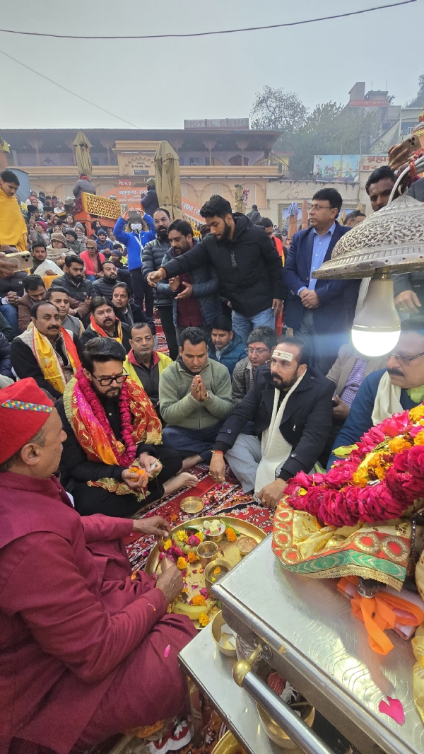 ਗੰਗਾ ਪੂਜਾ ਕਰਦੇ ਹੋਏ ਅਨੁਰਾਗ ਠਾਕੁਰ।