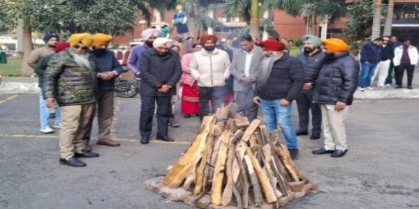 ਸਿੱਖਿਆ ਬੋਰਡ ਕਰਮਚਾਰੀ ਐਸੋਸੀਏਸ਼ਨ ਨੇ ਕੈਂਪਸ ‘ਚ ਮਨਾਇਆ ਲੋਹੜੀ ਦਾ ਤਿਉਹਾਰ