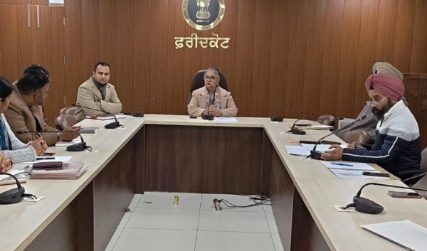 ਡਿਪਟੀ ਕਮਿਸ਼ਨਰ 26 ਜਨਵਰੀ ਮੌਕੇ ਹੋਣ ਵਾਲੇ ਸਮਾਗਮ ਨੂੰ ਸਫਲਤਾਪੂਰਵਕ ਨੇਪਰੇ ਚਾੜ੍ਹਨ ਲਈ ਅਧਿਕਾਰੀਆਂ ਨਾਲ ਮੀਟਿੰਗ ਦੌਰਾਨ।