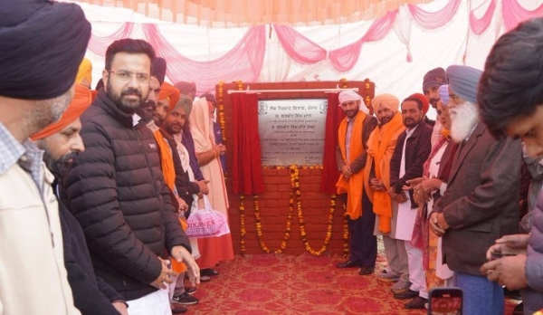 ਮੀਤ ਹੇਅਰ ਲਗਭਗ 11 ਕਰੋੜ ਰੁਪਏ ਦੀ ਲਾਗਤ ਨਾਲ ਸੰਘੇੜਾ ਦੀਆਂ ਨਵੀਆਂ ਲਿੰਕ ਸੜਕਾਂ ਦਾ ਨੀਂਹ ਪੱਥਰ ਰੱਖਣ ਮੌਕੇ।