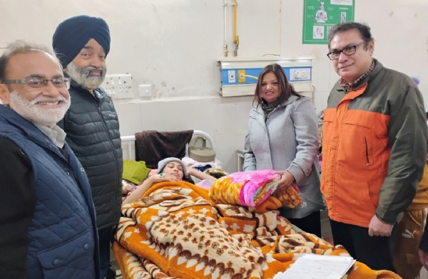 ਨਵਜਨਮੇ ਬੱਚਿਆਂ ਦੀਆਂ ਮਾਵਾਂ ਨੂੰ ਤੋਹਫ਼ੇ ਦਿੰਦੇ ਹੋਏ ਸਿਵਲ ਸਰਜਨ ਤੇ ਹੋਰ ਅਧਿਕਾਰੀ। ਨਵਜਨਮੇ ਬੱਚਿਆਂ ਦੀਆਂ ਮਾਵਾਂ ਨੂੰ ਤੋਹਫ਼ੇ ਦਿੰਦੇ ਹੋਏ ਸਿਵਲ ਸਰਜਨ ਤੇ ਹੋਰ ਅਧਿਕਾਰੀ।