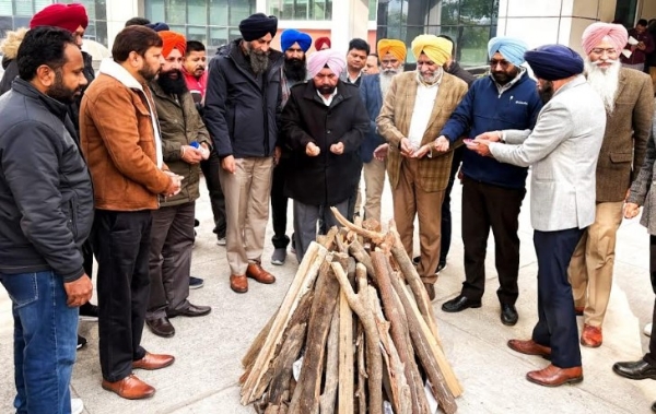 ਪੰਜਾਬ ਮੰਡੀ ਬੋਰਡ ਦੇ ਮੁੱਖ ਦਫ਼ਤਰ ’ਚ ਲੋਹੜੀ ਦਾ ਤਿਉਹਾਰ ਮਨਾਏ ਜਾਣ ਦਾ ਦ੍ਰਿਸ਼। ਪੰਜਾਬ ਮੰਡੀ ਬੋਰਡ ਦੇ ਮੁੱਖ ਦਫ਼ਤਰ ’ਚ ਲੋਹੜੀ ਦਾ ਤਿਉਹਾਰ ਮਨਾਏ ਜਾਣ ਦਾ ਦ੍ਰਿਸ਼।